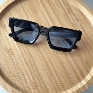 Retro sunglasses with blue lens