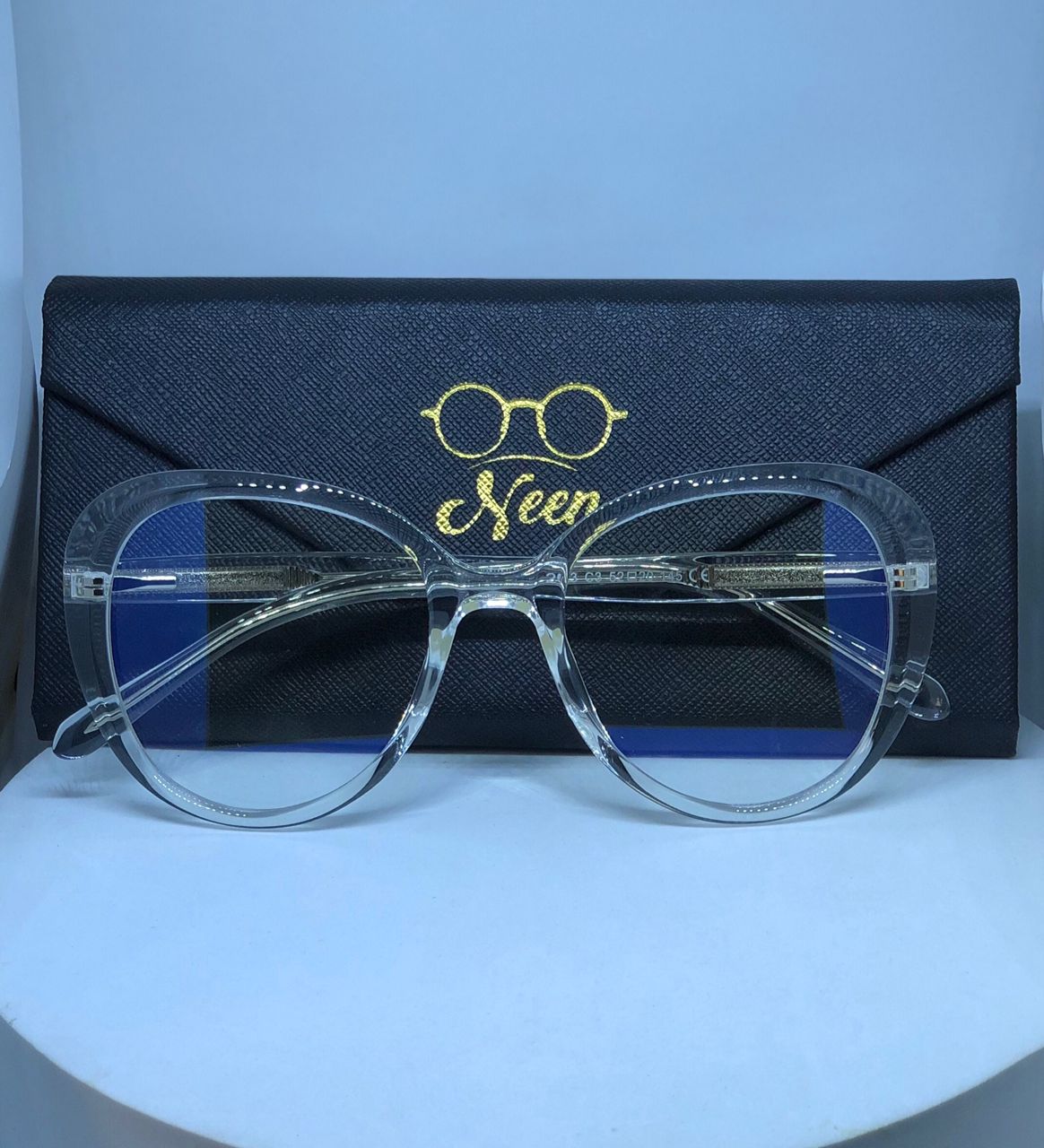 Oversized transparent glasses frame