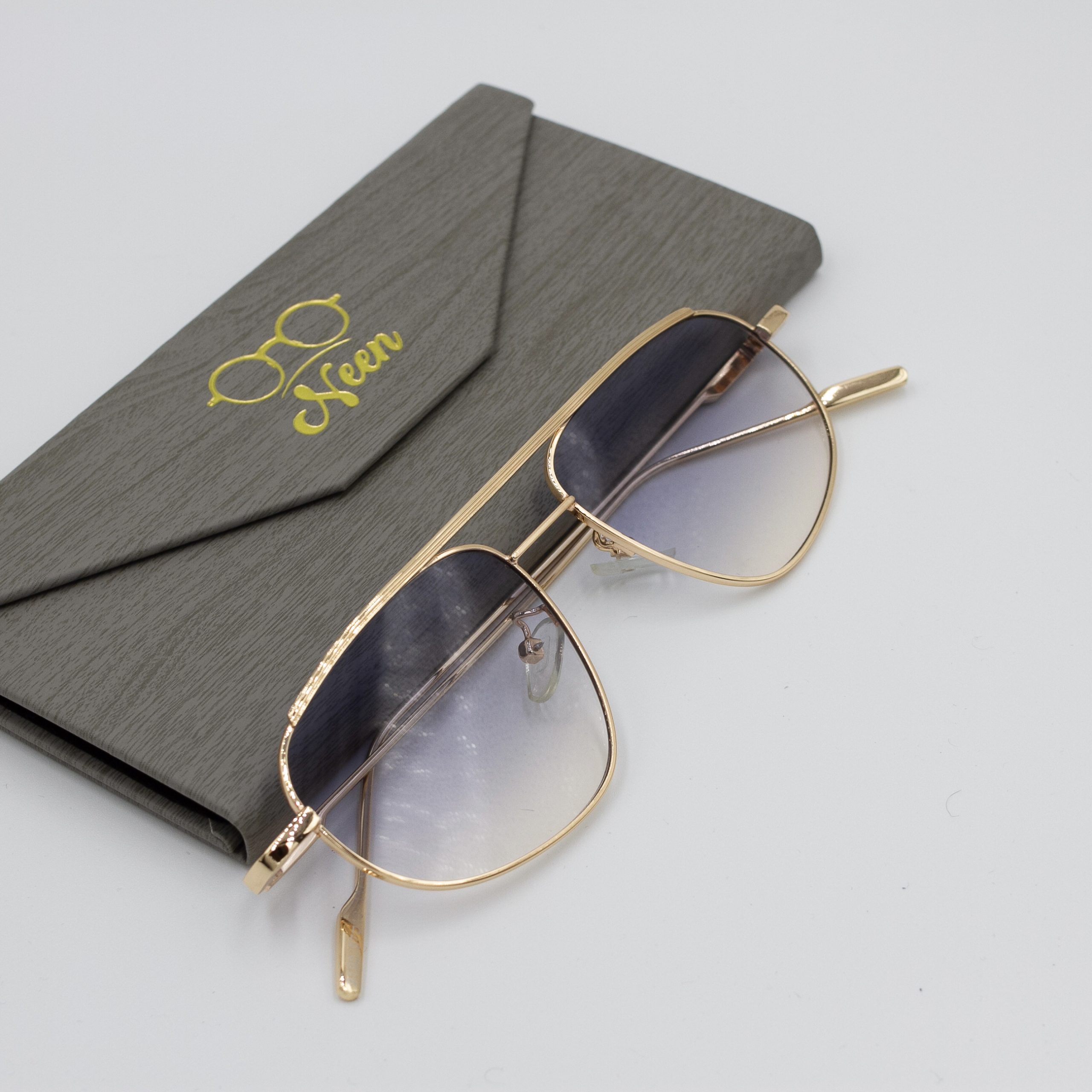 Gold rimmed unisex glasses